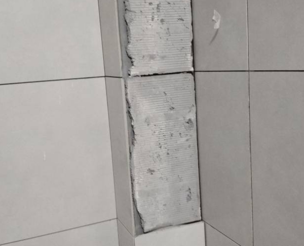 延长瓷砖空鼓维修公司分享下瓷砖施工前基层浇水润湿程度不足，可能导致以下问题