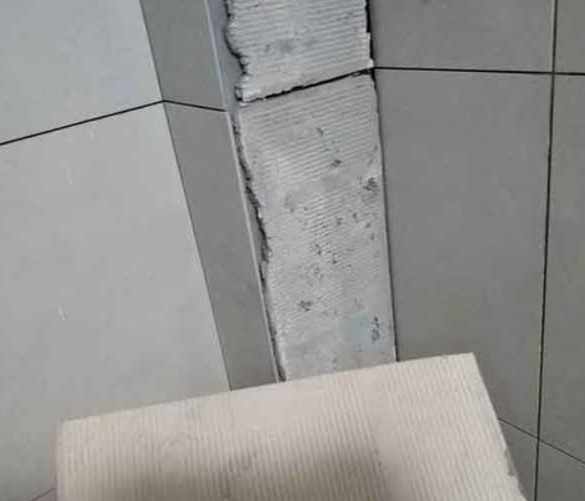 延长瓷砖空鼓维修公司分享下厨房瓷砖脱落的补救措施。